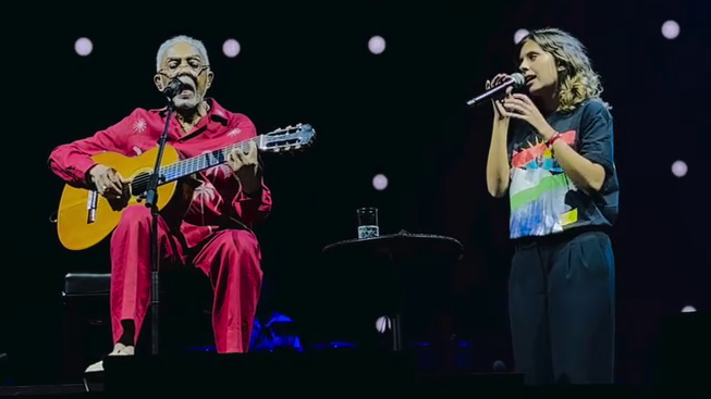 Em um dos momentos mais emocionantes da noite, Flor Gil, neta do artista, subiu ao palco para um dueto da música "Estrela"