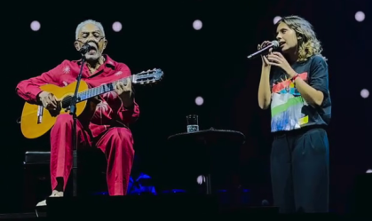 Em um dos momentos mais emocionantes da noite, Flor Gil, neta do artista, subiu ao palco para um dueto da música "Estrela"