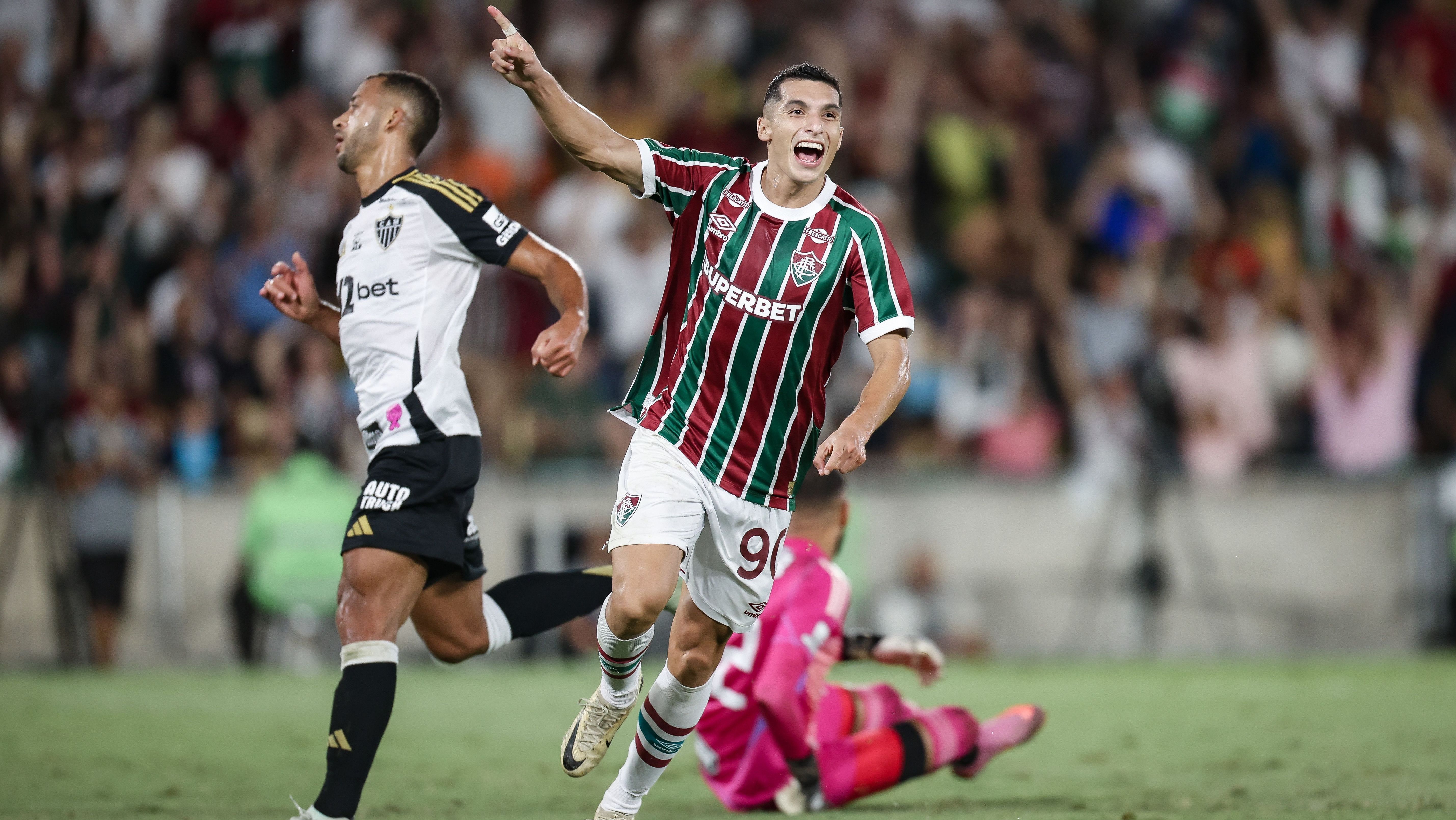 Kevin Serna comemora o segundo gol do Fluminense sobre o Atlético-MG