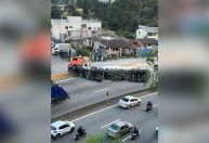 Carreta com 30 kg de cimento tomba e interdita trecho de rodovia em SP