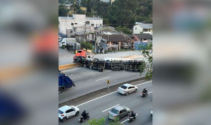 Carreta com 30 kg de cimento tomba e interdita trecho de rodovia em SP