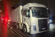 Carga de explosivos é abandonada após roubo de caminhão em SP