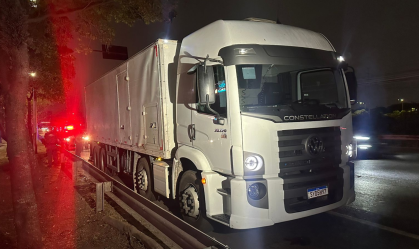 Carga de explosivos é abandonada após roubo de caminhão em SP