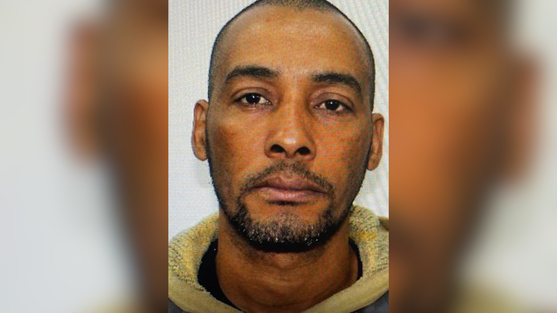 O homem, que já foi identificado como Célio Monteiro de Souza, está foragido desde o dia do crime.