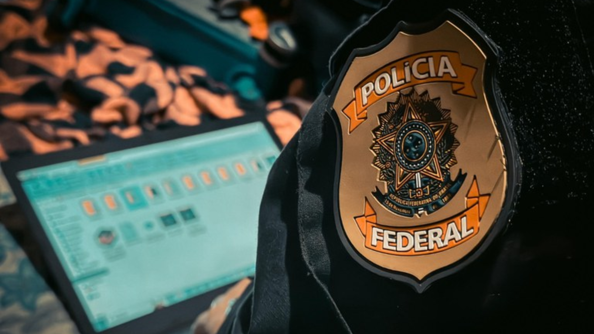 As investigações apontaram que ele utilizava identidades falsas para se ocultar das autoridades.