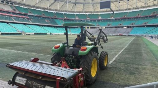 Trator utilizado para fazer a remoção do gramado da Fonte Nova