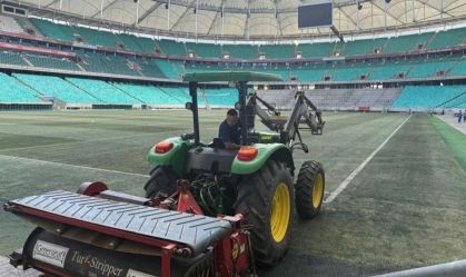 Trator utilizado para fazer a remoção do gramado da Fonte Nova