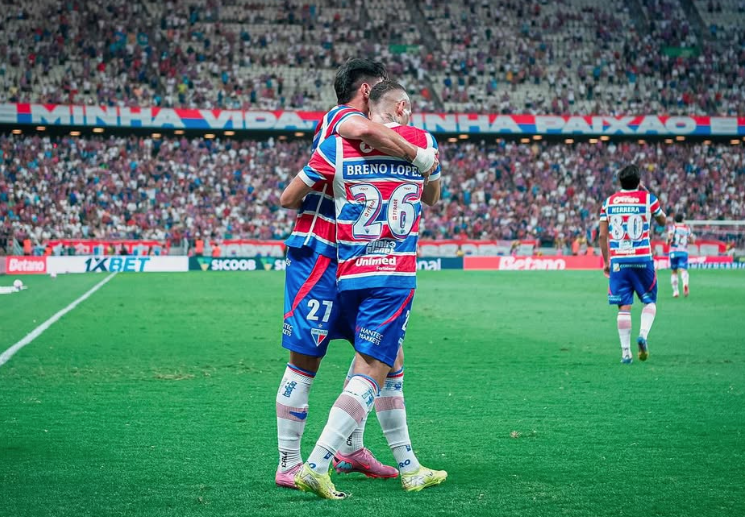 Jogadores do Fortaleza comemoram gol contra o Flamengo