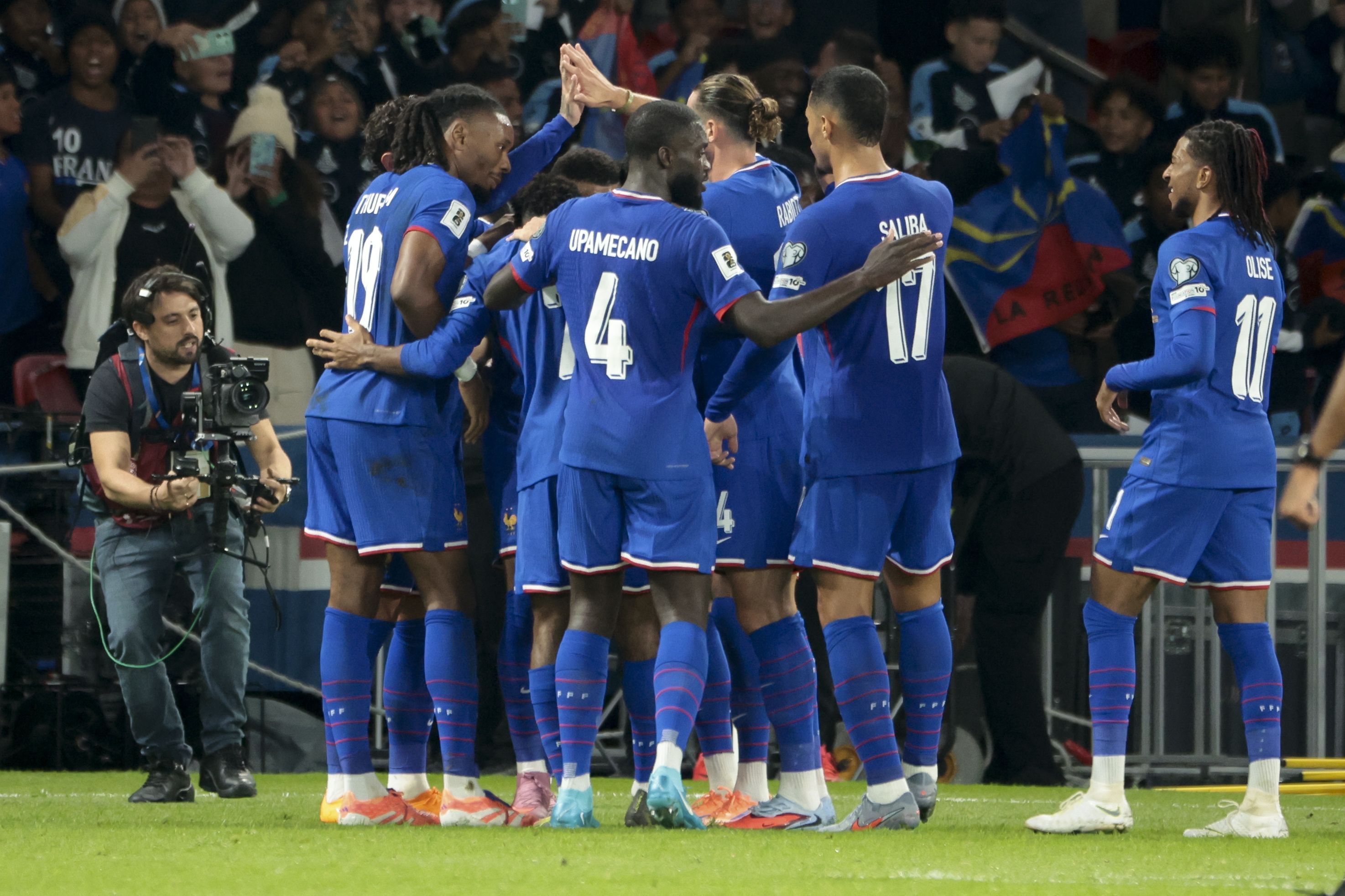 Jogadores da França celebram vitória sobre Azerbaijão