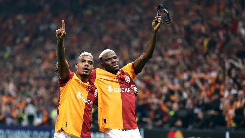 Mario Lemina e Victor Osimhen comemorando a vitória do Galatasaray na Champions League