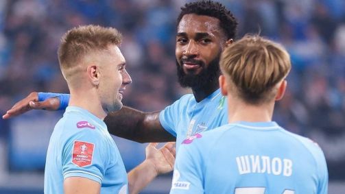 Gerson sorri ao comemorar o primeiro gol dele pelo Zenit