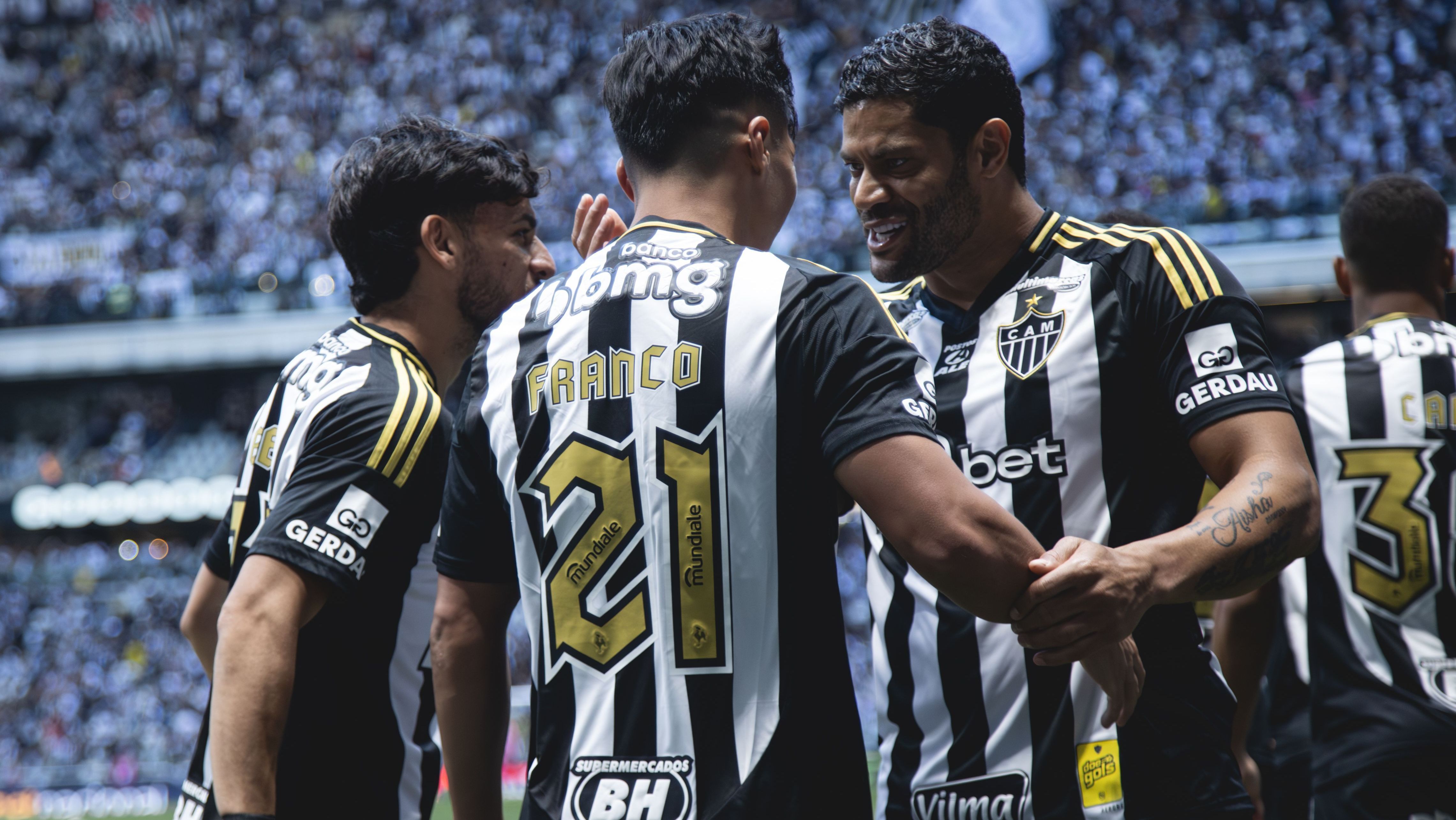 Biel e Hulk comemoram com Alan Franco, autor do gol mais rápido do Brasileirão 2025, em Atlético-MG x Ceará