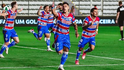 Adam Bareiro comemora o gol da virada do Fortaleza sobre o Juventude
