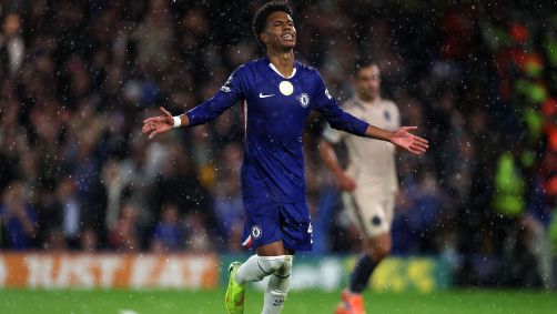 Estêvão comemora gol de pênalti do Chelsea sobre o Ajax