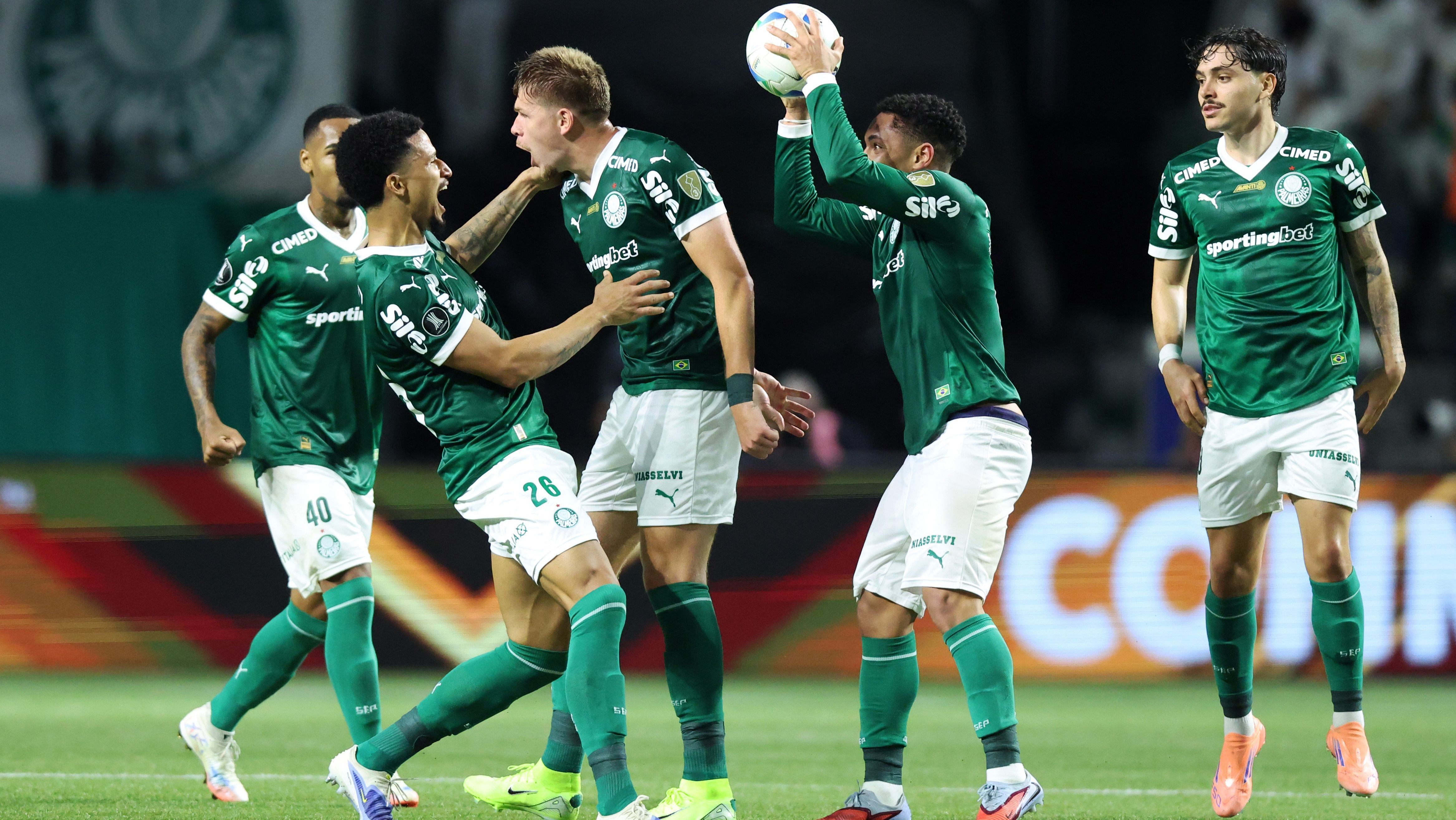 Bruno Fuchs comemora o segundo gol do Palmeiras sobre a LDU na semifinal da Libertadores