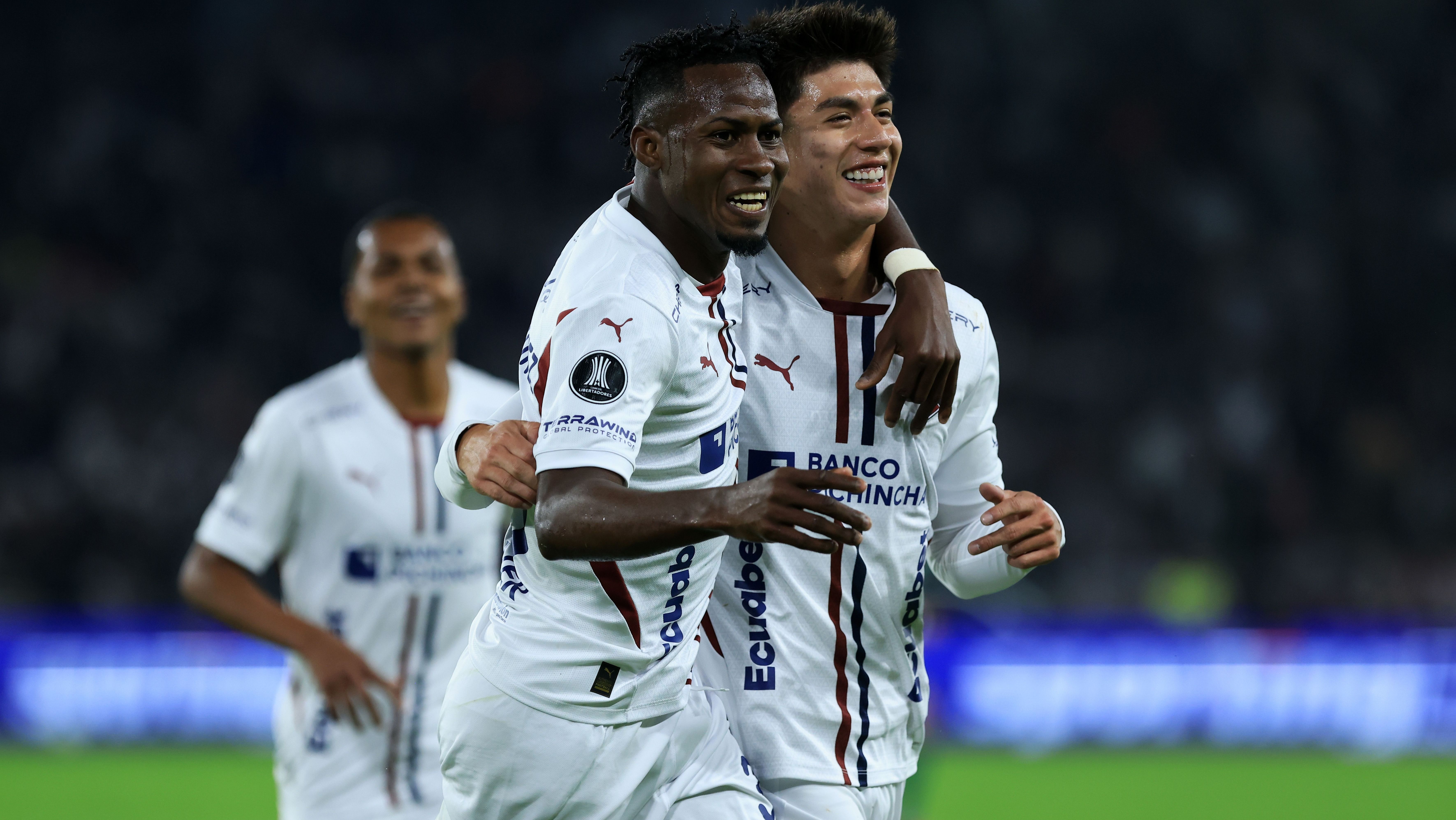 Villamíl comemora o primeiro gol da LDU sobre o Palmeiras na semifinal da Libertadores