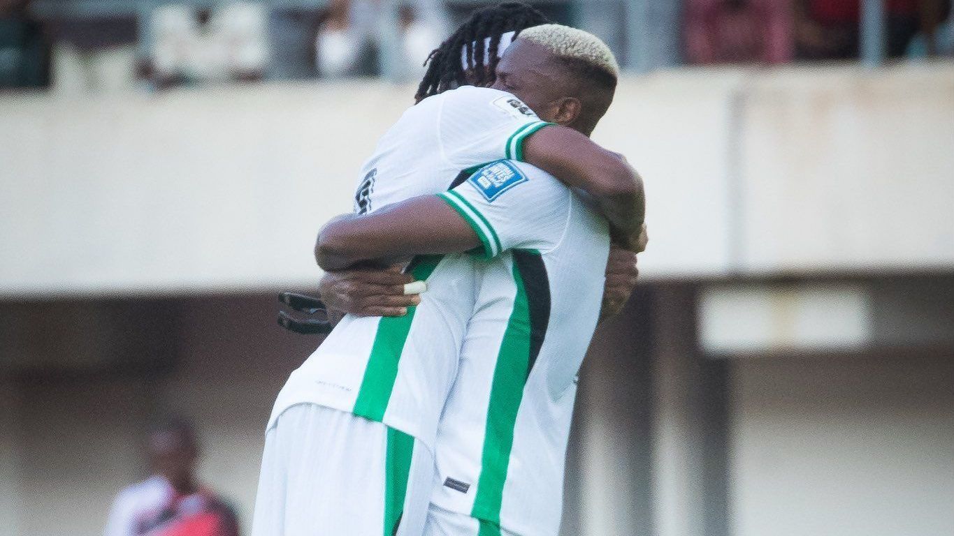 Osimhen e Chukwueze comemoram um dos gols da Nigéria sobre o Benin