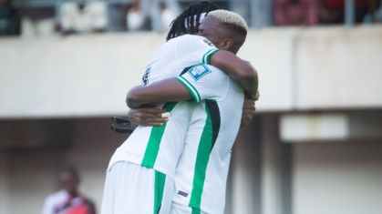 Osimhen e Chukwueze comemoram um dos gols da Nigéria sobre o Benin