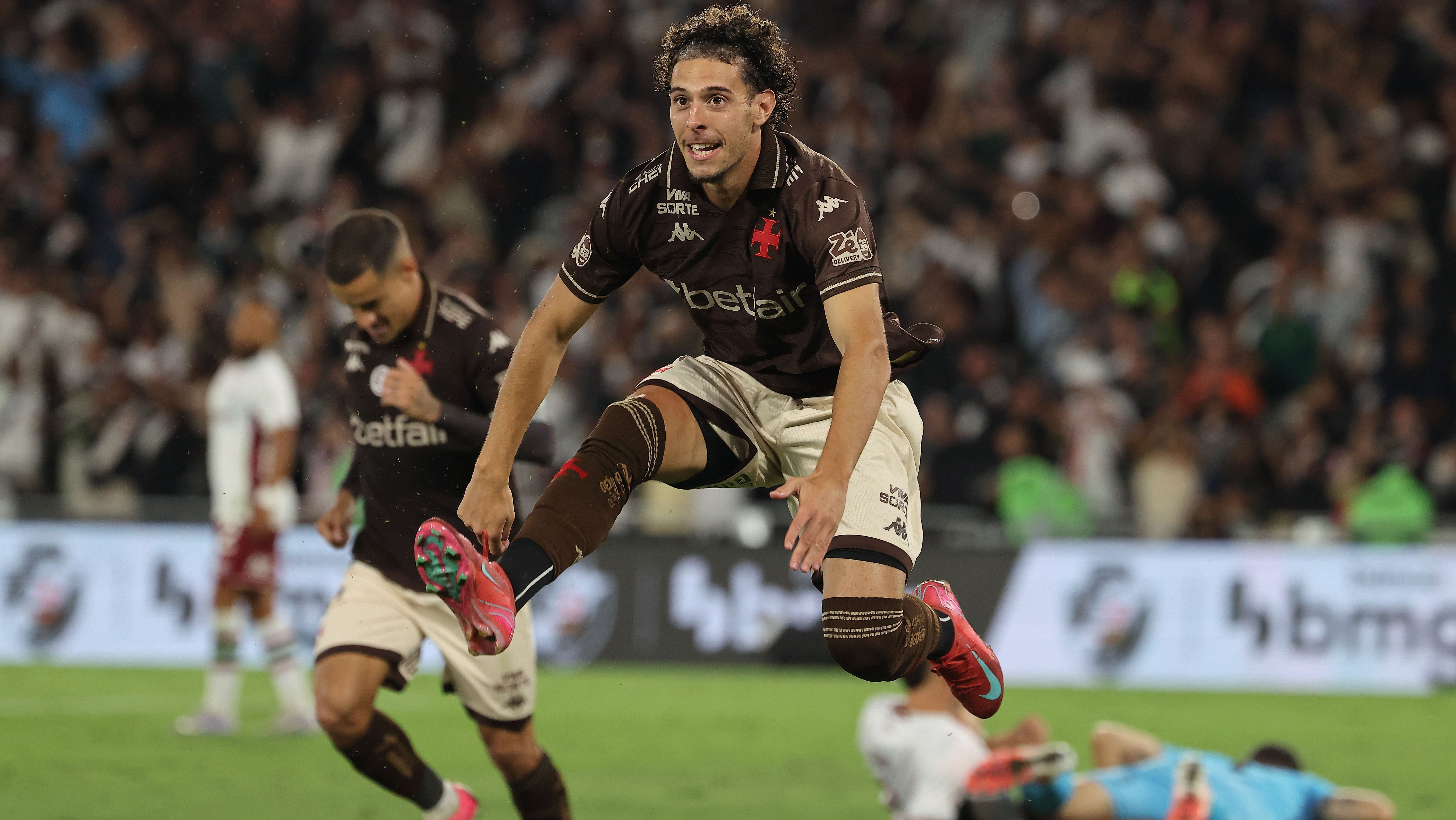Nuno Moreira comemora o segundo gol do Vasco sobre o Fluminense