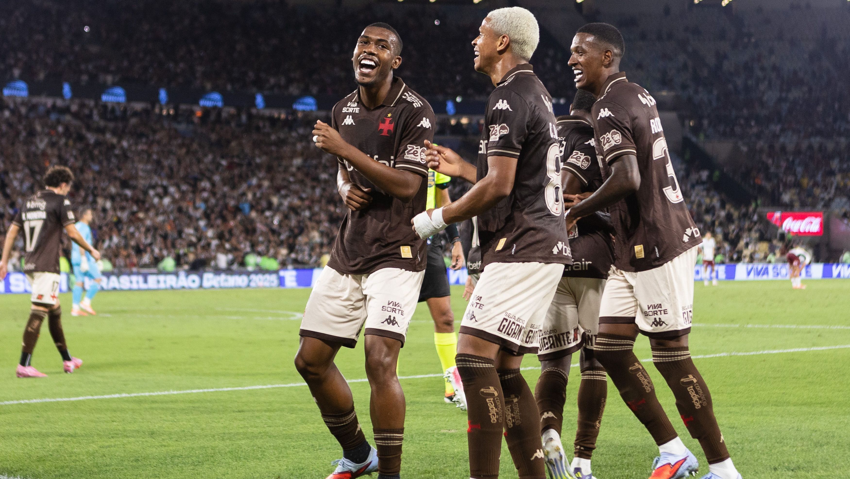 Rayan, Barros e Robert Renan dançam após o primeiro gol do Vasco sobre o Fluminense