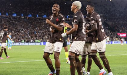 Rayan, Barros e Robert Renan dançam após o primeiro gol do Vasco sobre o Fluminense
