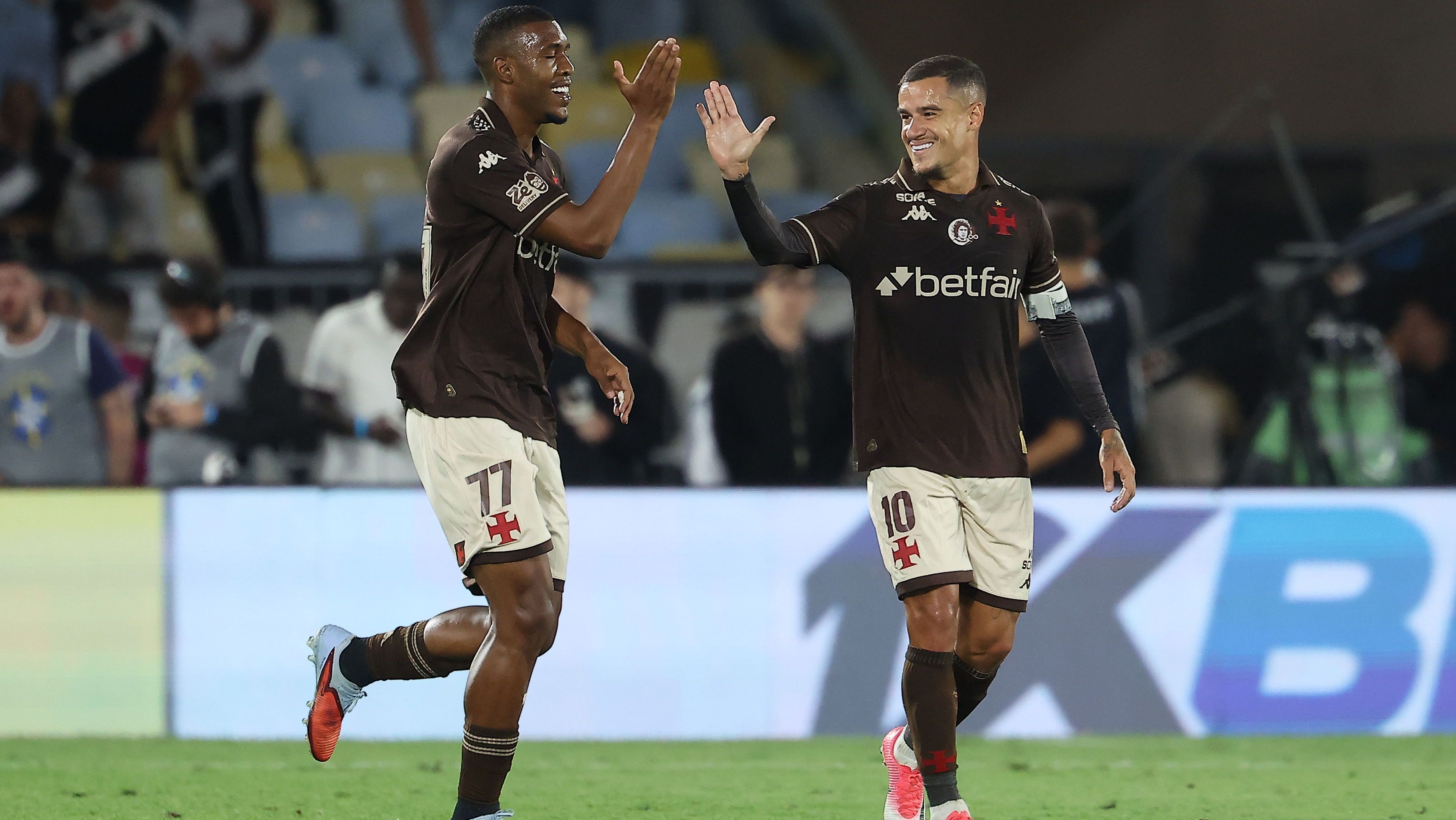 Rayan comemora com Philippe Coutinho após marcar em Vasco x Fluminense