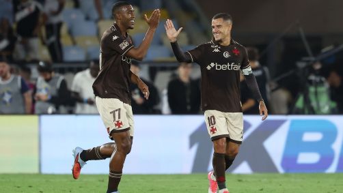 Rayan comemora com Philippe Coutinho após marcar em Vasco x Fluminense
