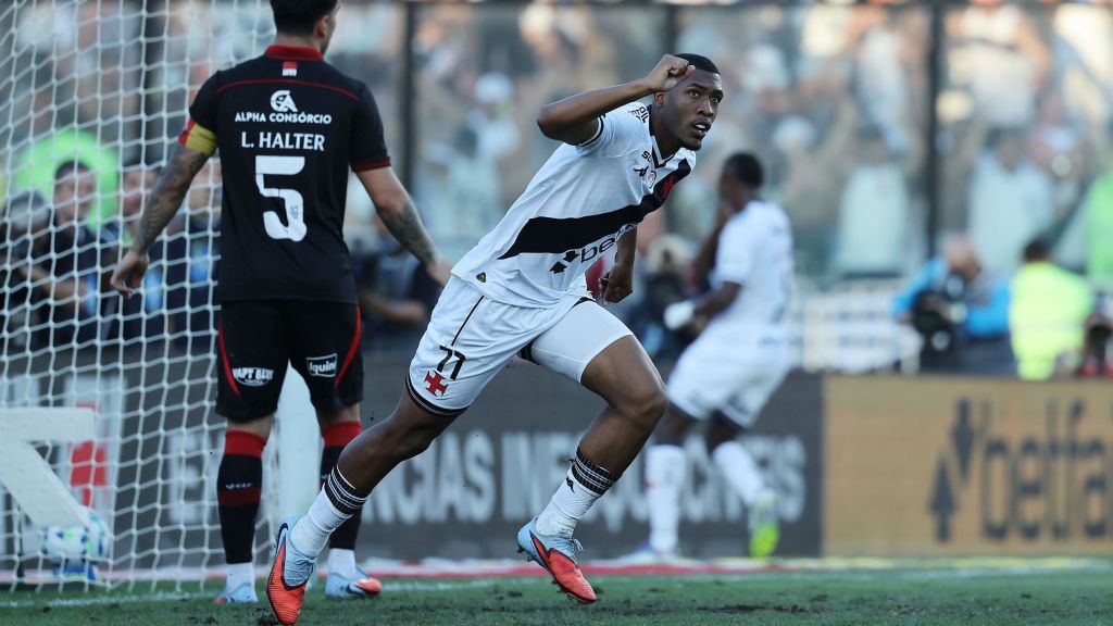 Rayan comemora gol do empate do Vasco contra o Vitória