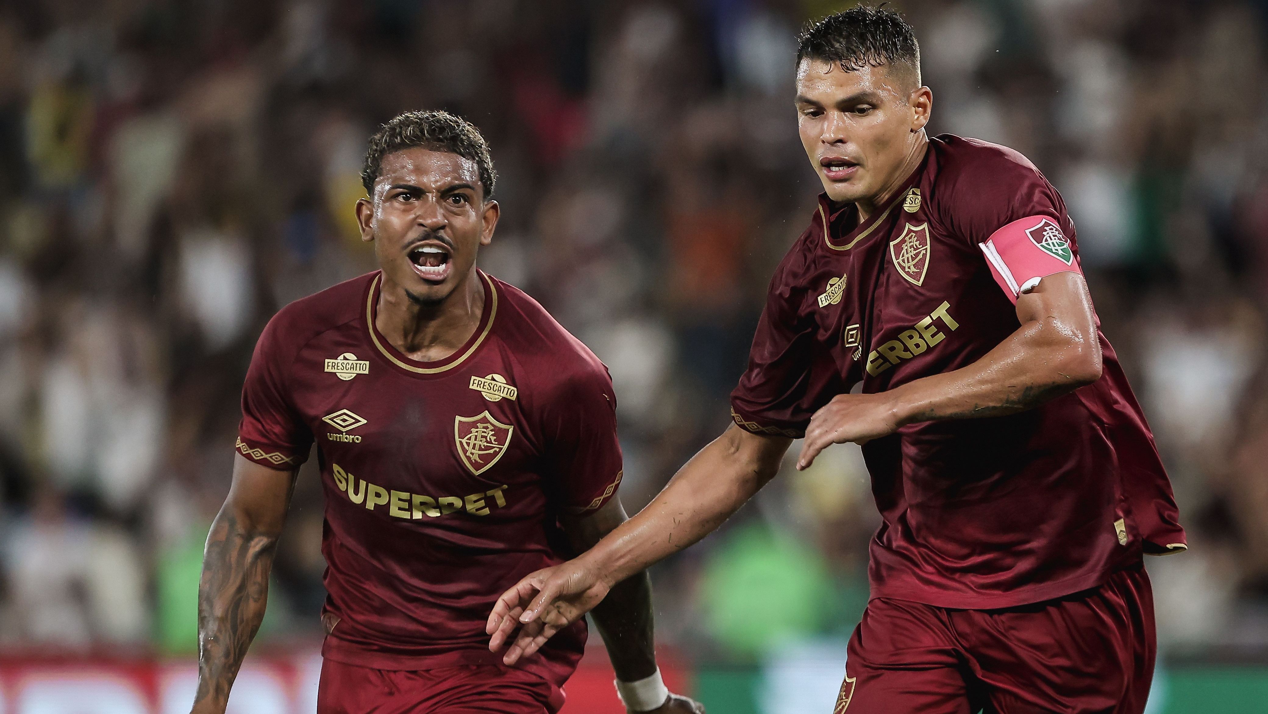 Thiago Silva e John Kennedy comemoram o gol da vitória do Fluminense sobre o Juventude aos 52 minutos do segundo tempo