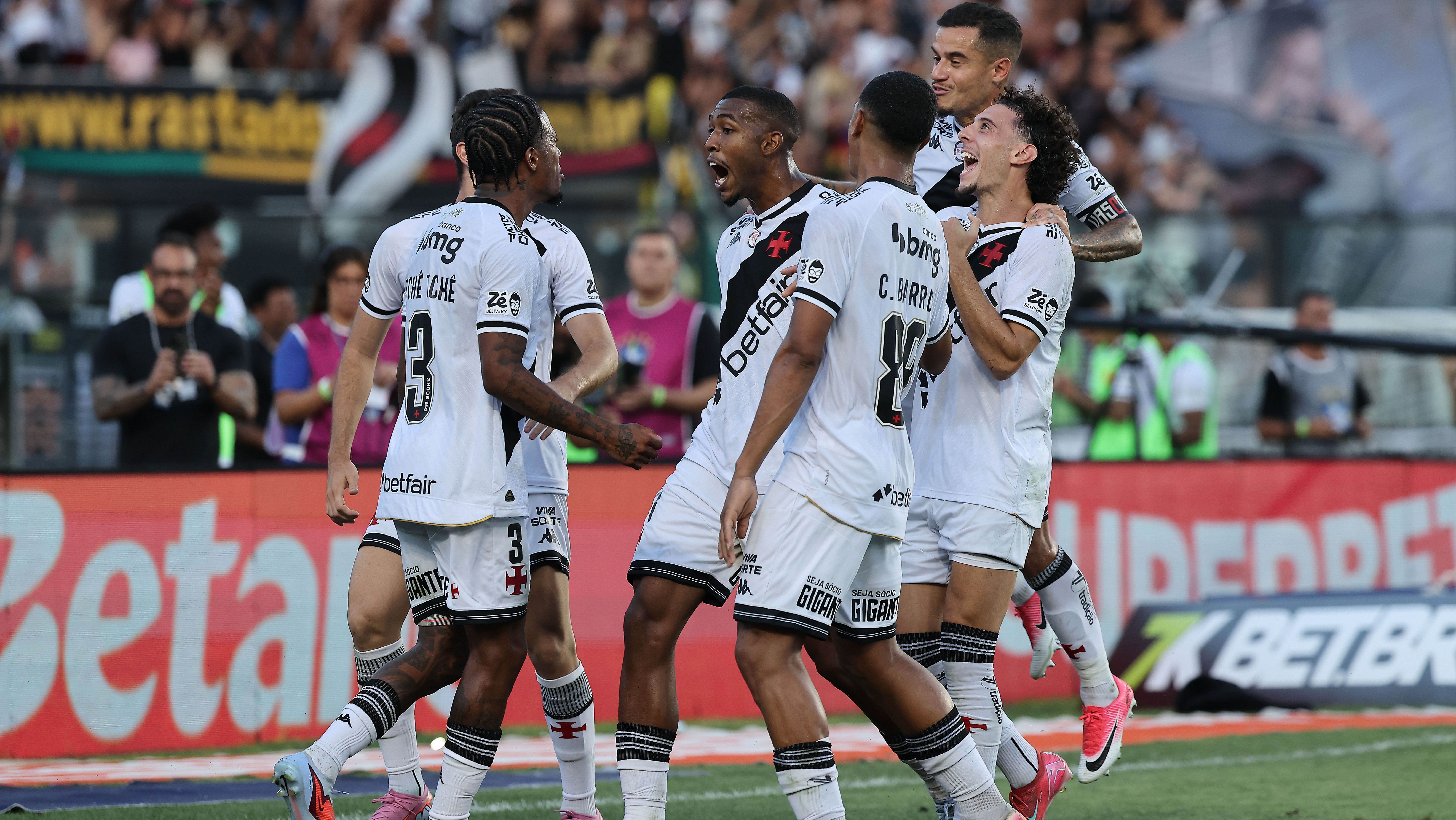 Jogadores do Vasco comemoram gol sobre o Vitória