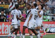 Brasileirão: Vasco vence Vitória em jogo dramático de sete gols e viradas