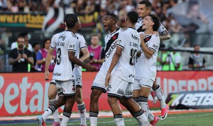 Brasileirão: Vasco vence Vitória em jogo dramático de sete gols e viradas