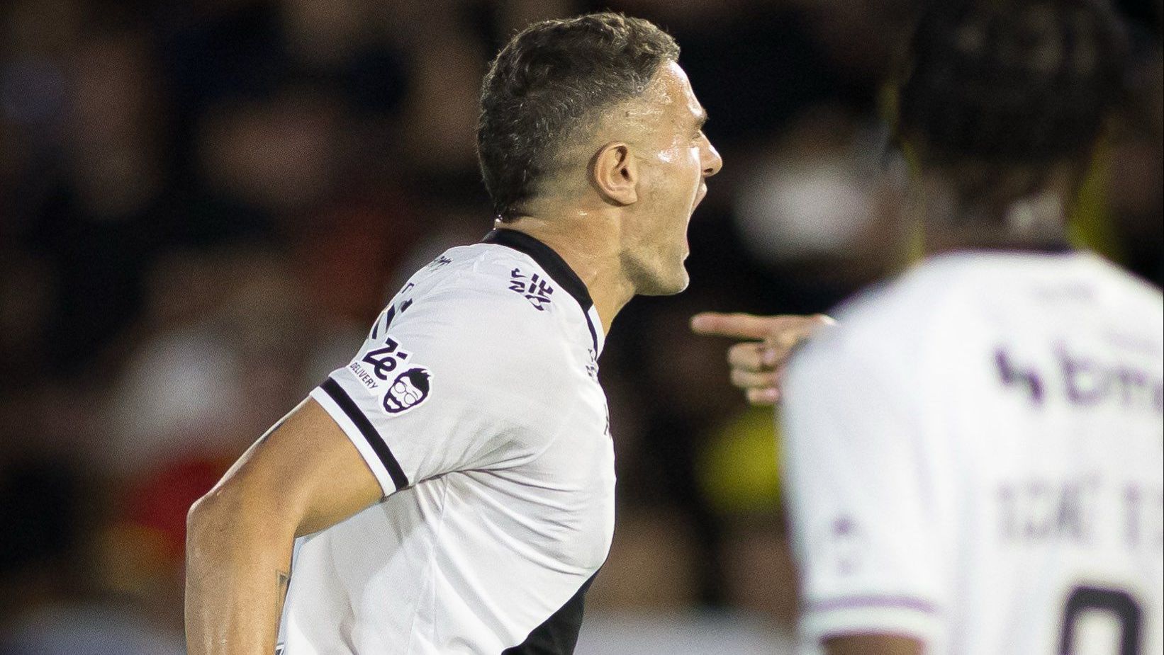 Vegetti comemora após abrir o placar para o Vasco contra o Red Bull Bragantino
