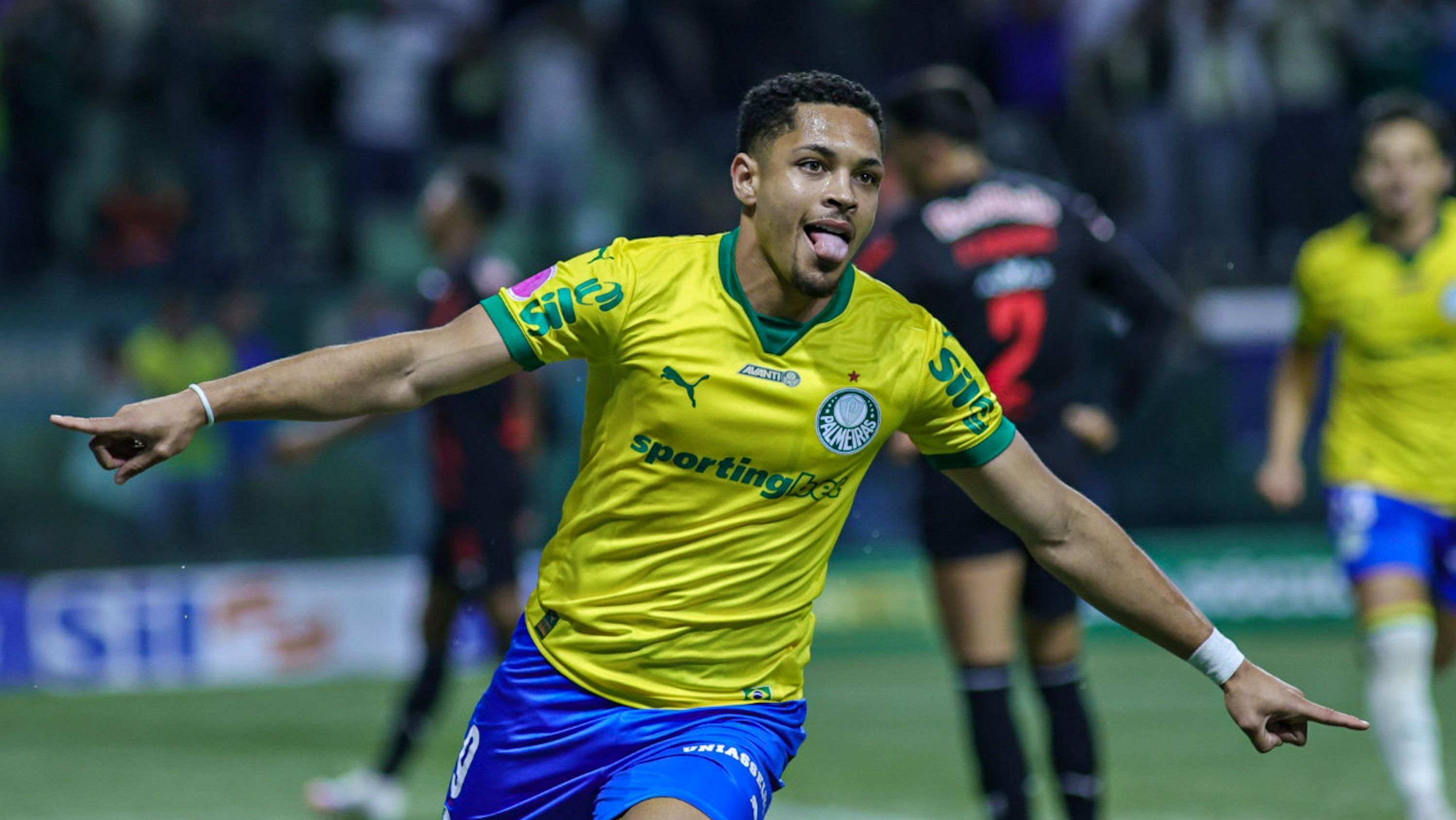 Vitor Roque comemora o gol da virada do Palmeiras sobre o Red Bull Bragantino