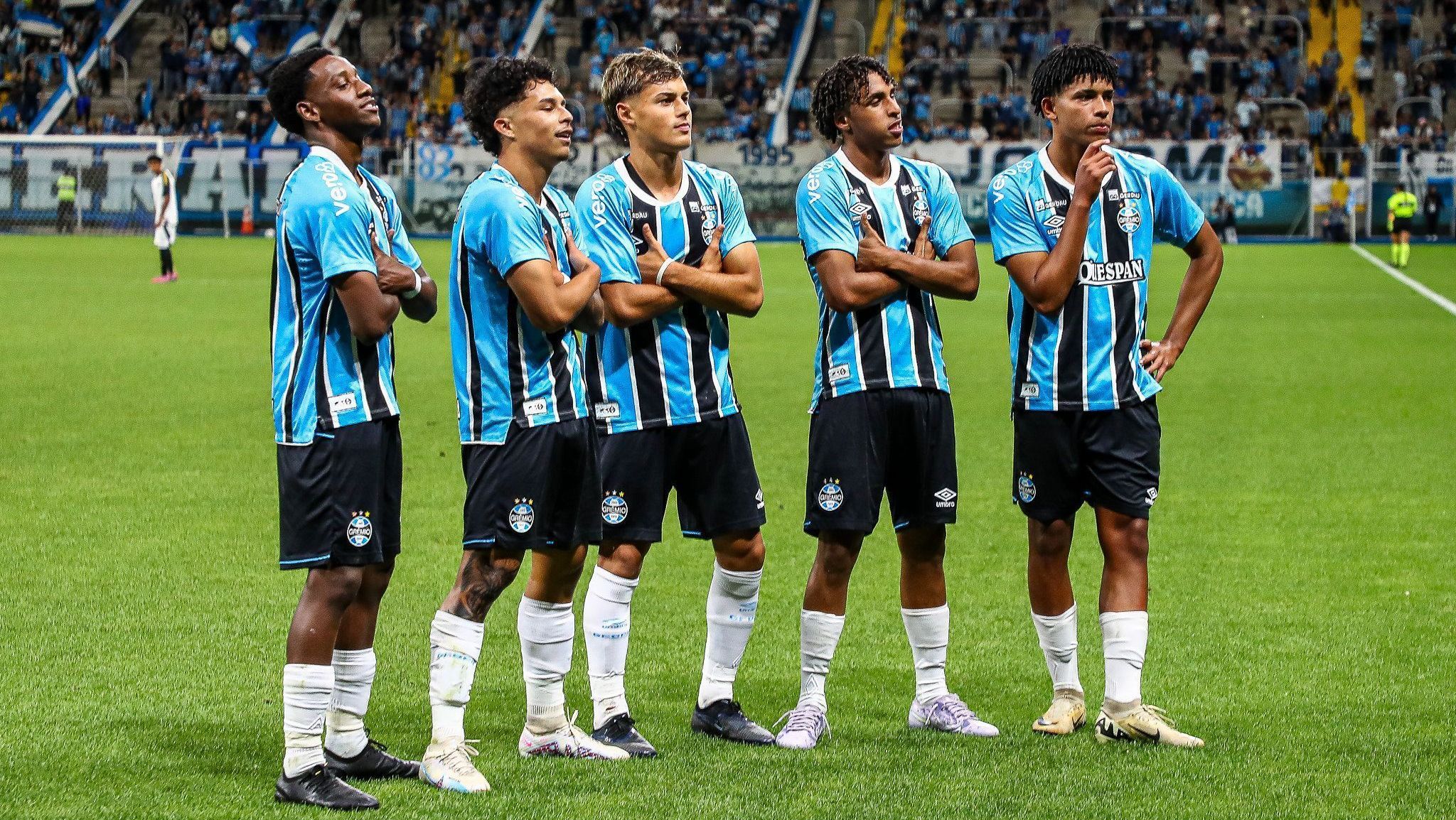 Jogadores do Grêmio comemorando um dos gols da vitória sobre o Atlético-MG, na final do Brasileirão Sub-17