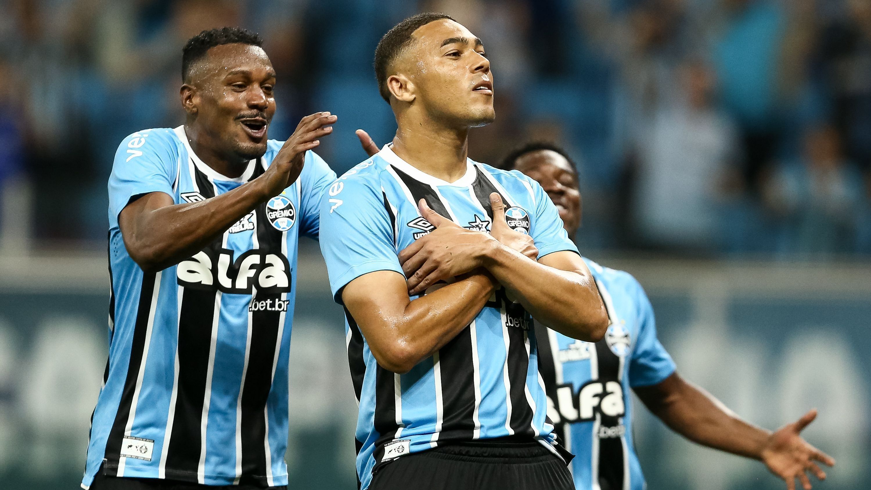 Carlos Vinícius, do Grêmio, celebrando um dos seus gols contra o São Paulo, pelo Brasileirão