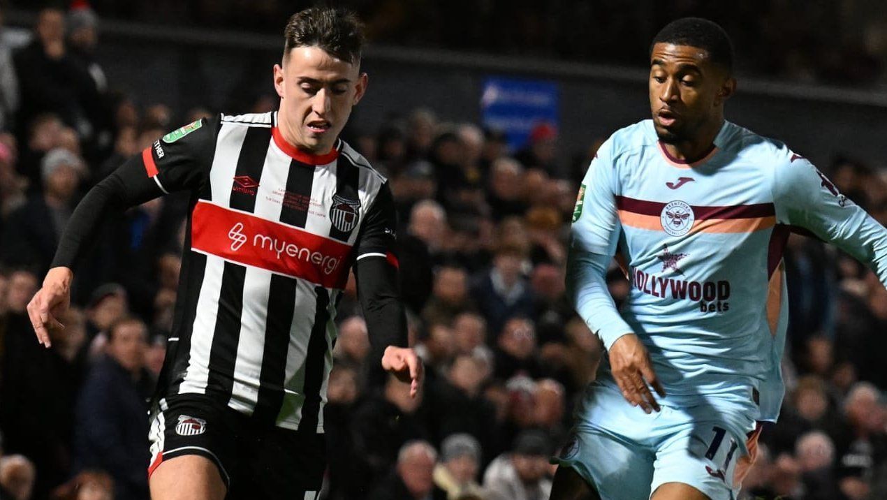 Lance de Grimsby Town 0 x 5 Brentford pelas oitavas de final da Copa da Liga Inglesa