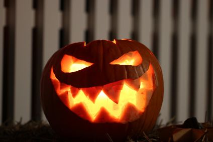 No Brasil, o 31 de outubro ganhou duas faces: o Halloween, festa importada que virou fenômeno cultural, e o Dia do Saci, criado para valorizar o folclore e reafirmar a identidade brasileira.