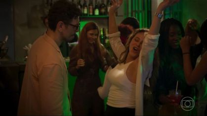 Heleninha dança mambo caliente em "Vale Tudo"