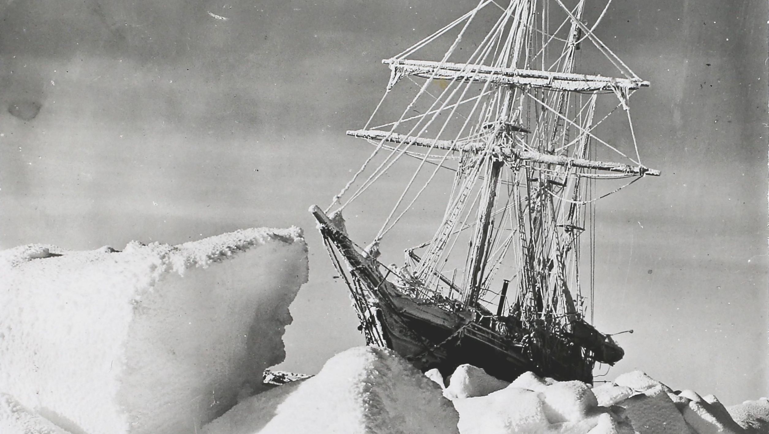 HMS Endurance preso no gelo do mar de Weddell, na Antártida, durante a Expedição Transantártica Imperial de Sir Ernest Shackleton, por volta de 1915