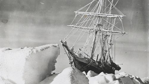 HMS Endurance preso no gelo do mar de Weddell, na Antártida, durante a Expedição Transantártica Imperial de Sir Ernest Shackleton, por volta de 1915