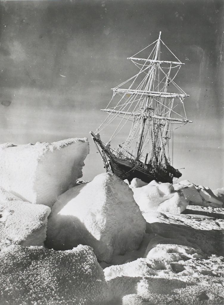 O HMS Endurance, que zarpou para o continente Antártico em 1914, tinha uma estrutura externa resistente, reforçada para colisões, mas não tinha vigas diagonais internas para protegê-lo do gelo marinho esmagador