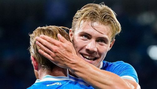 Rasmus Hojlund e Kevin De Bruyne comemorando o gol do Napoli na Champions League