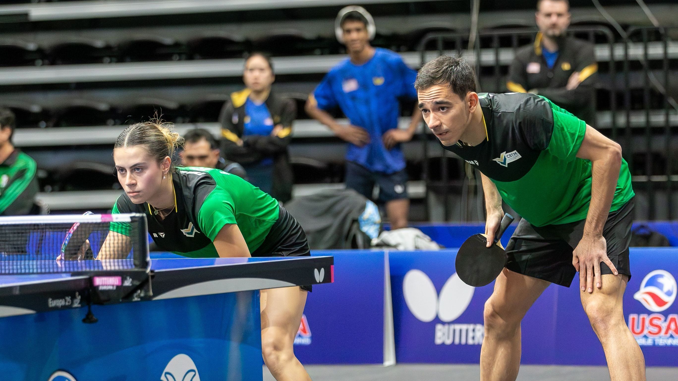 Hugo Calderano e Bruna Takahashi em ação no Campeonato Pan-Americano de Tênis de Mesa