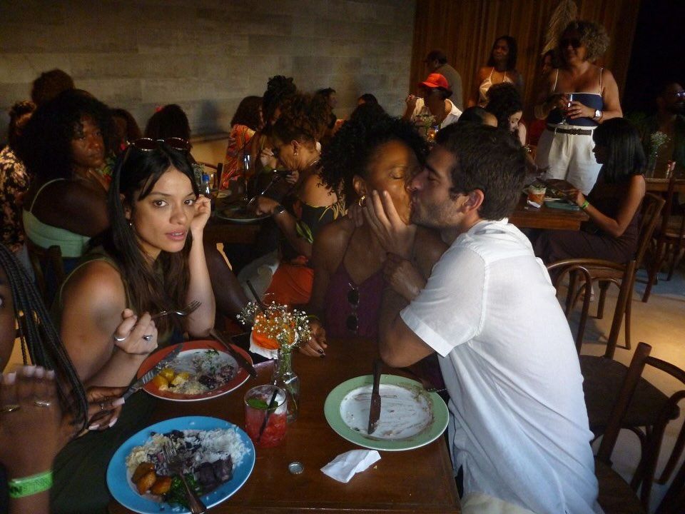 Humberto Carrão dá beijão em Edvana Carvalho • Reprodução/Instagram