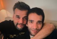 Carrão posa com Wagner Moura e web reage: "Significado de tanto faz"