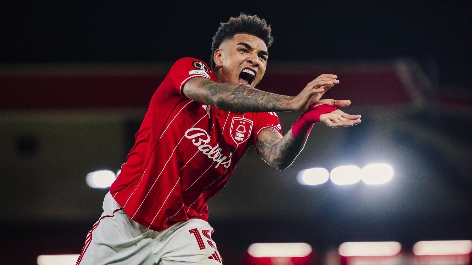 Igor Jesus, jogador do Nottingham Forest, comemorando seu gol diante do Porto, pela Europa League