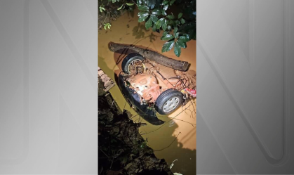 Cinco crianças e dois adultos morrem após carro cair dentro de rio