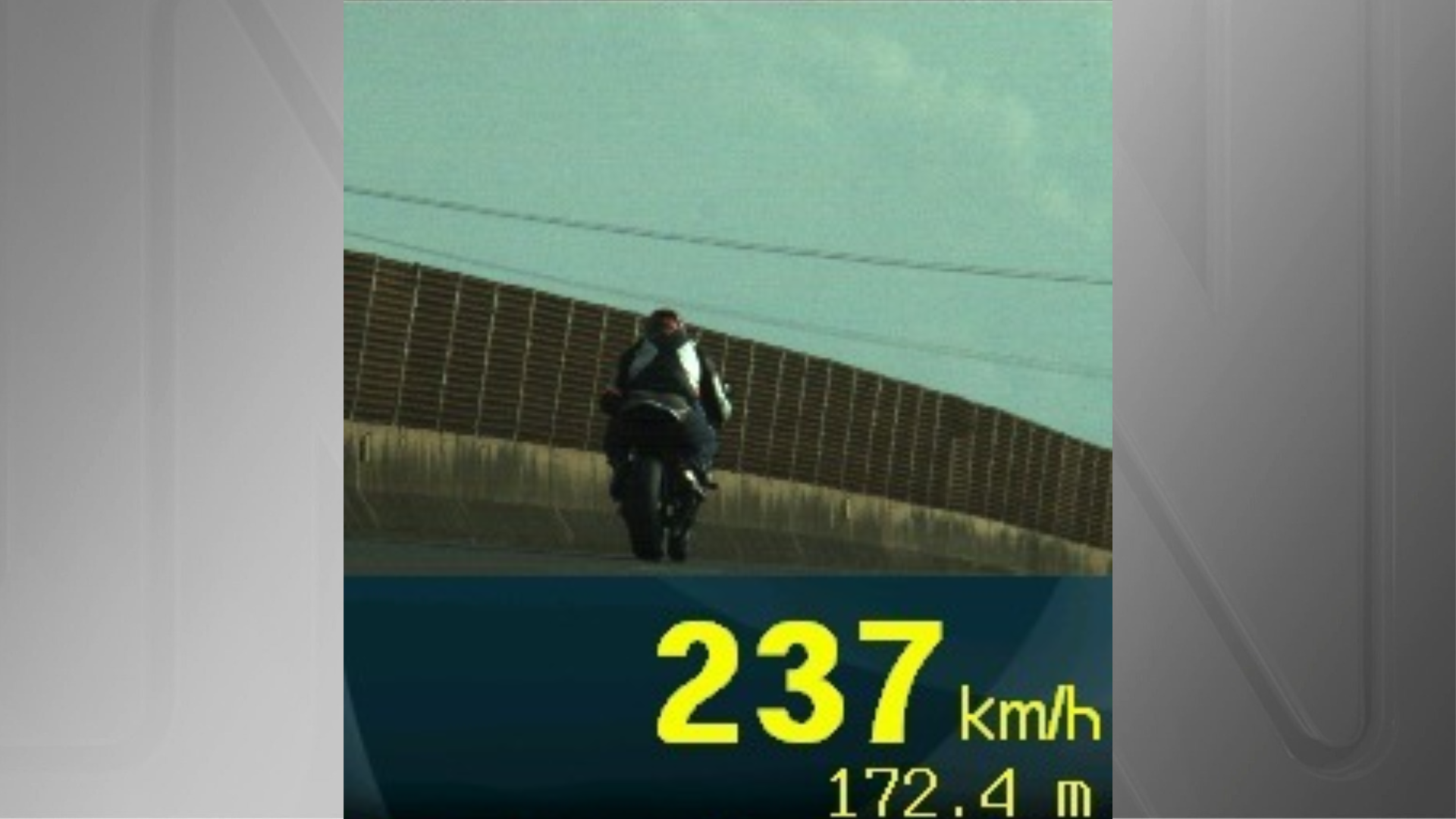 Motoqueiro é flagrado a 237 km/h