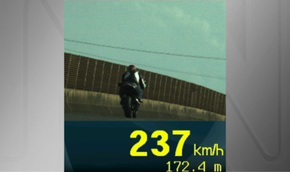 Motoqueiro é flagrado a 237 km/h pela PRF no Paraná